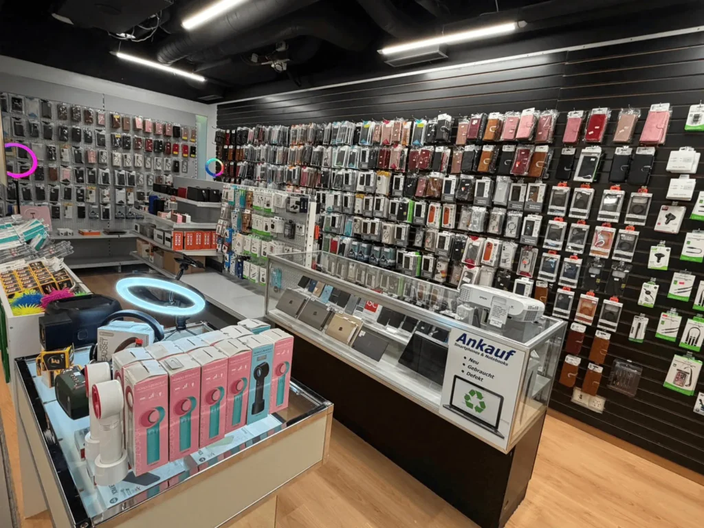 Der hell beleuchtete Innenbereich des phonezone Ladens in Luzern mit ordentlich strukturierten Regalen voll mit Handyhüllen, Ladekabeln und Displayschutzfolien.
