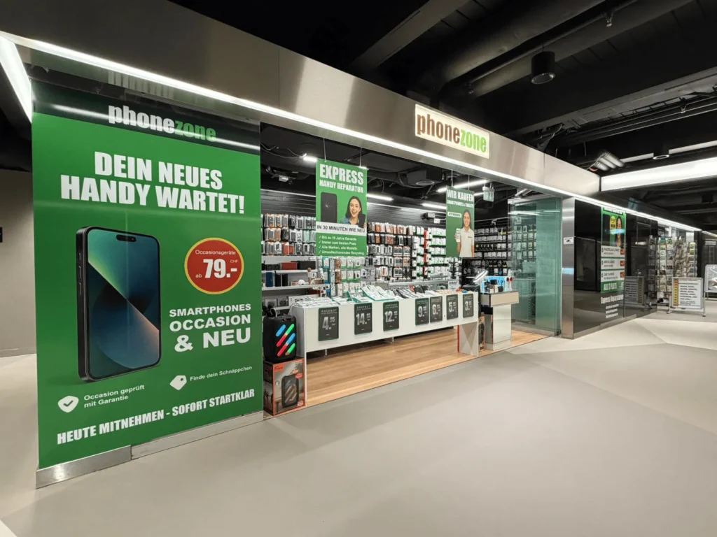 Ein sauberer und professionell ausgestatteter Techniker-Arbeitsplatz bei phonezone Luzern mit Spezialwerkzeugen für präzise Displayreparaturen und Akkuwechsel.